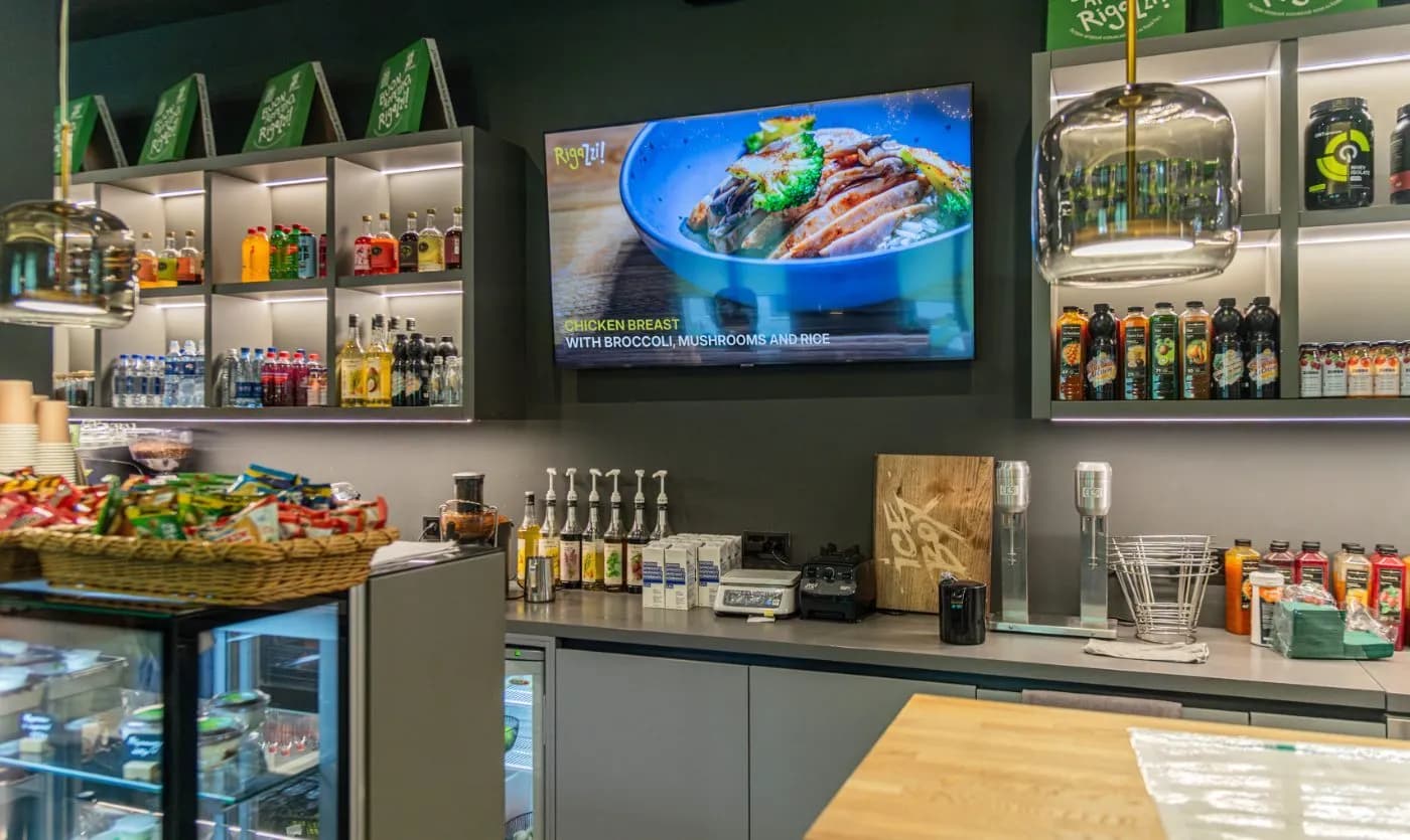 Café counter with a Liqvid menu screen